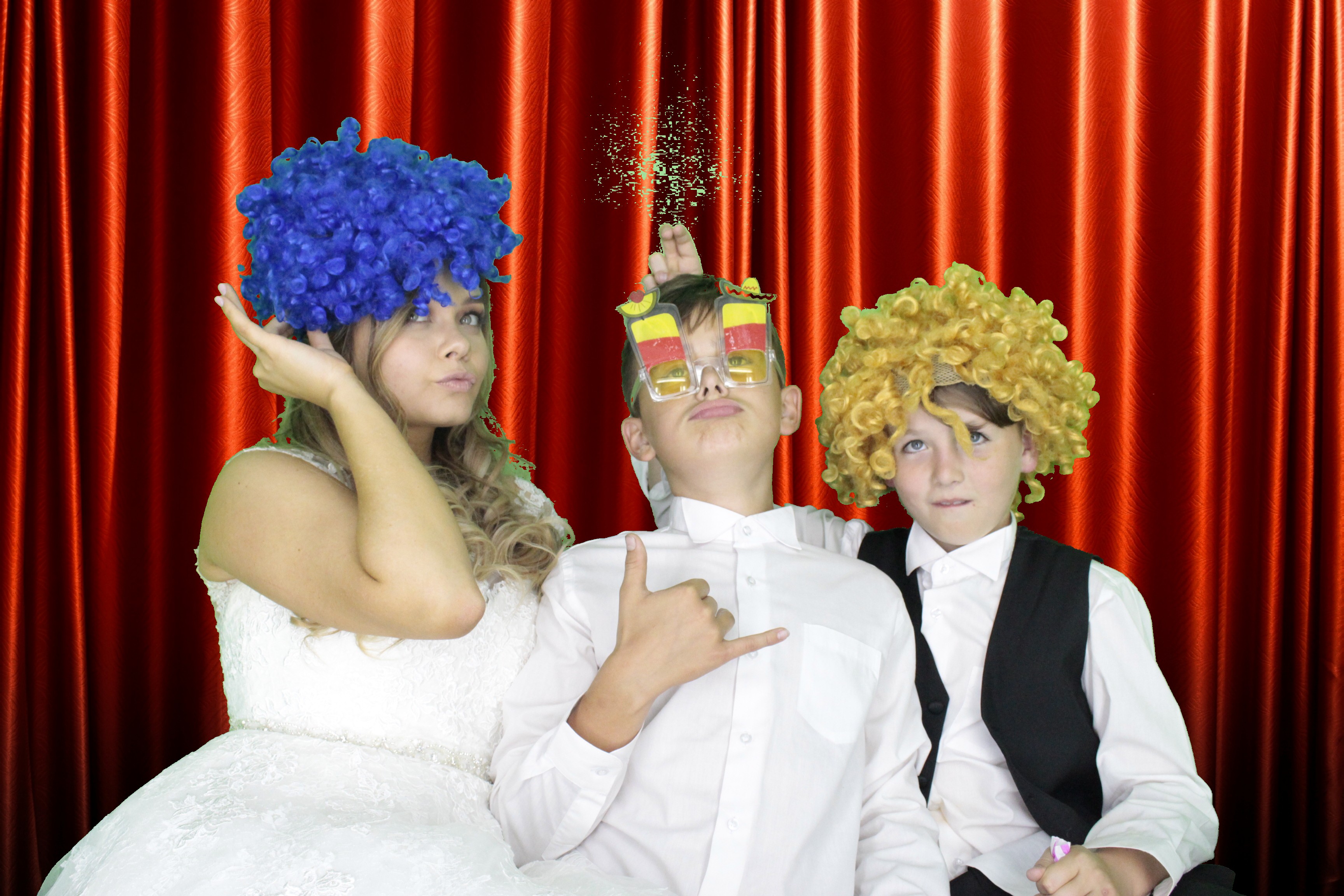 Mr & Mrs Hillier | View more photos from the event at gallery.myphotoboothexperience.co.uk/u/MyPhotoBoothExperienceLtd/Mr-Mrs-Hillier